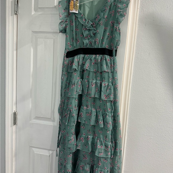 All never worn . The dress run small - Picture 2 of 10